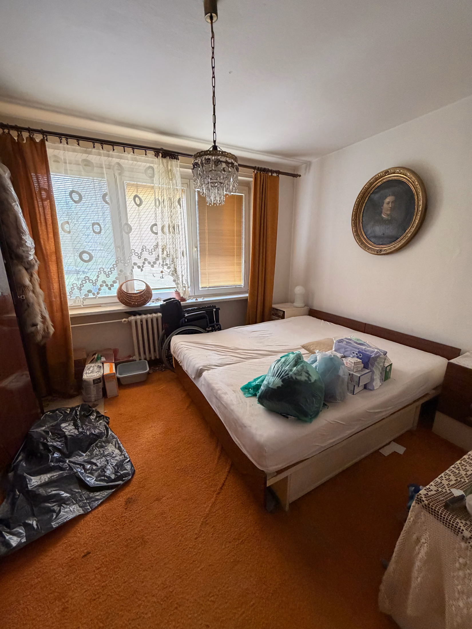 Ložnice s nábytkem a věcmi před vyklizením